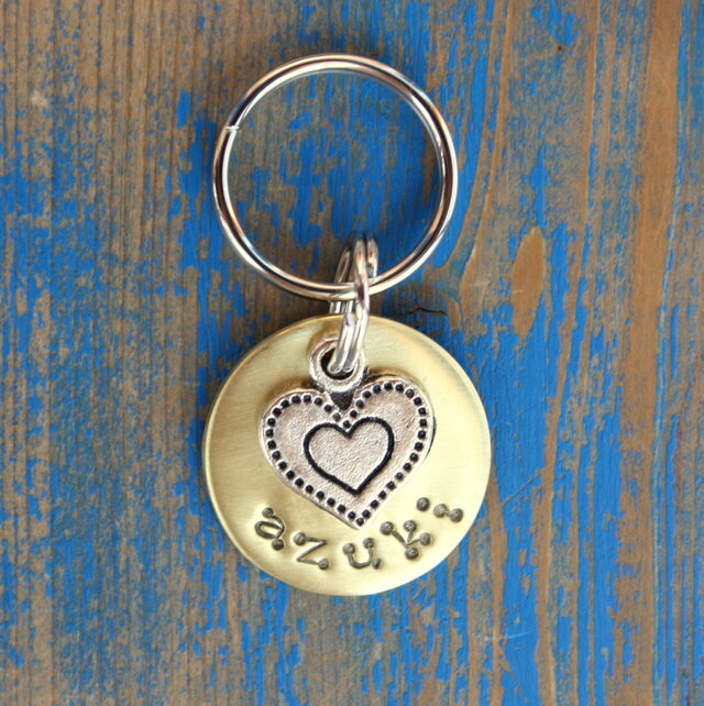 迷子札MD379　真鍮（ブラス）　直径1.9cm　ハートのチャーム付迷子札