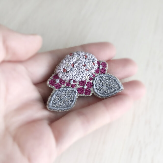 紫陽花 刺繍ブローチ(ラベンダー)《受注制作》の画像1枚目