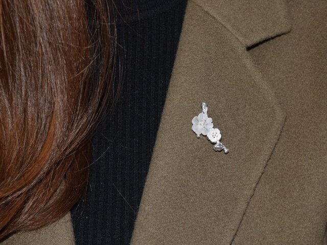 サンカヨウのブローチ シルバー 水晶 朝露を吸って花びらが透明になる