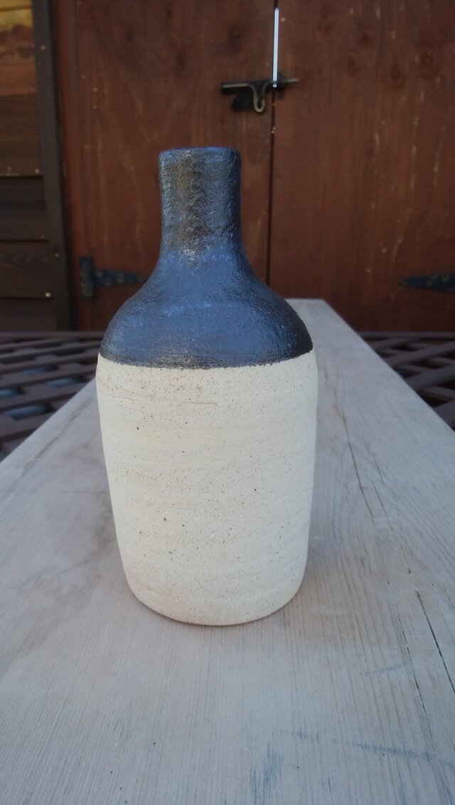 白と黒の一輪挿しの画像1枚目