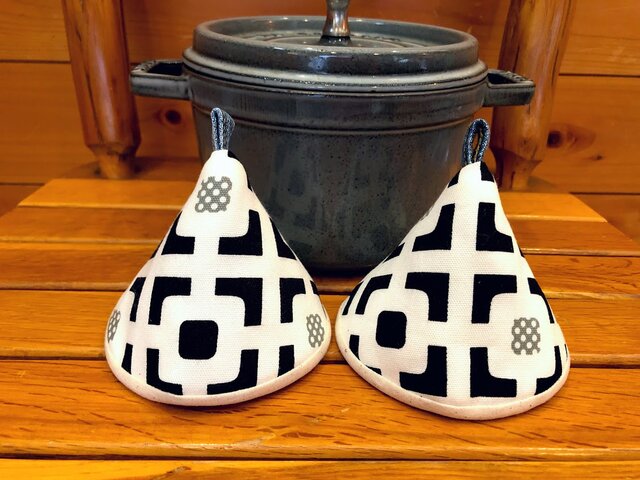 2個セット★三角鍋つかみ★staub ルクルーゼ にいかがでしょうか?★ストウブ 鍋つかみ ミトンの画像1枚目