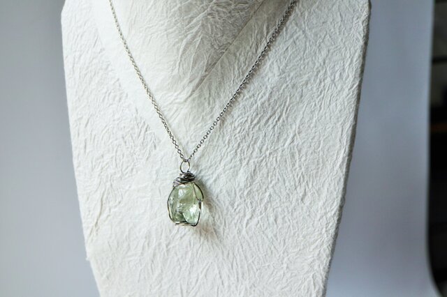 宝石質グリーンアメジスト（プラシオライト）原石のペンダント | iichi
