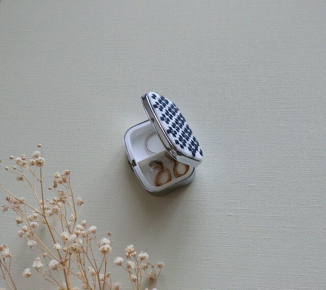 再販】こぎん刺しのピルケース（アクセサリーケース）ミラー付き