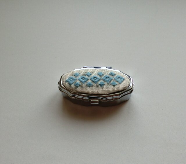 【再販】こぎん刺しのピルケース オーバルS(あじさい色2)の画像1枚目