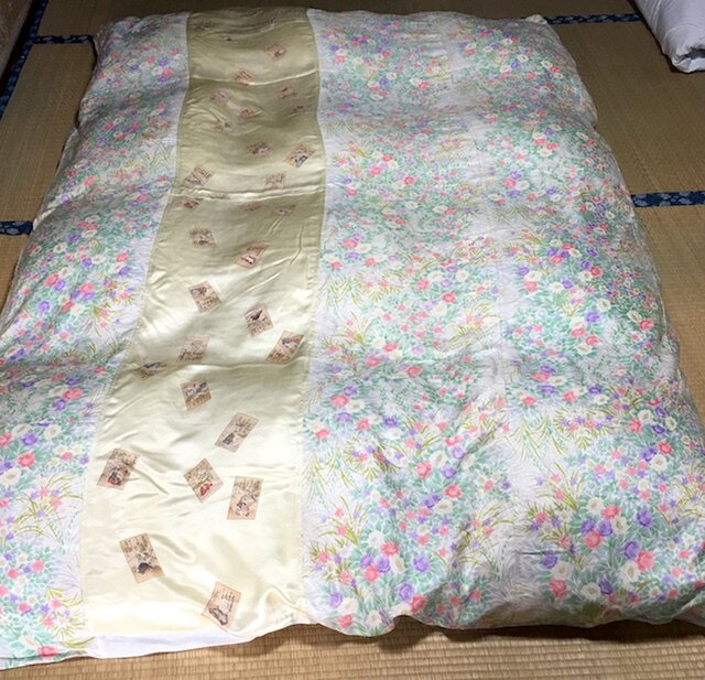 きれいな小花とカルタの模様のやわらかシルクの古布で作った布団カバー送料無料の画像1枚目