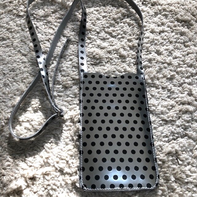 ミニドット柄シルバーレザーのスマホショルダー