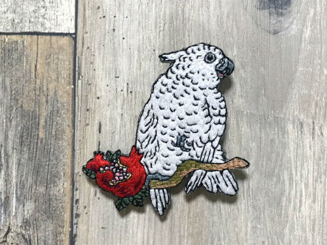 手刺繍浮世絵ブローチ*小原古邨「柘榴に鸚鵡」の画像1枚目