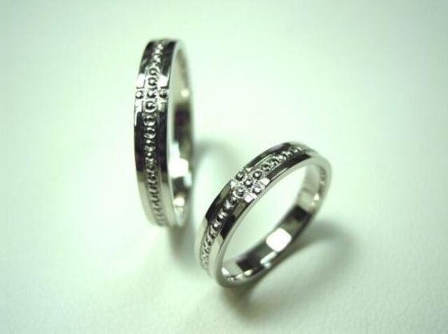 作りプラチナ結婚指輪・ミルでクロス(十字架)を表現の画像1枚目