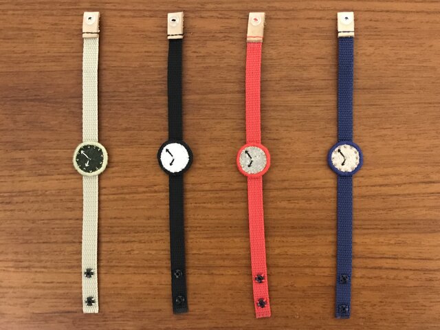 腕時計モチーフの刺繍ブレスレットの画像1枚目