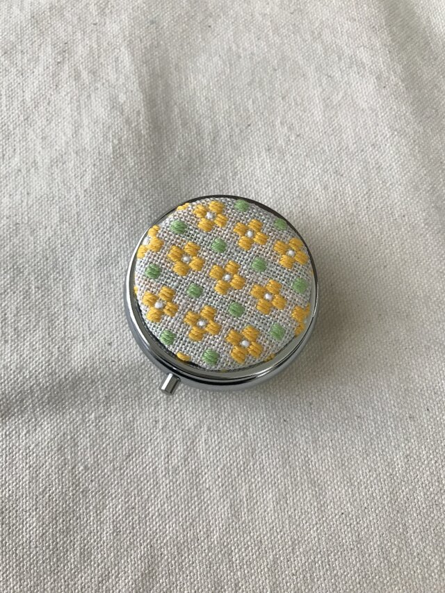 こぎん刺しのピルケース〈はなもよう×黄色〉の画像1枚目