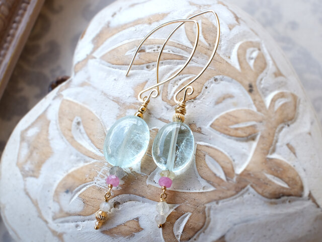 【SALE】アクアマリンのアシンメトリーマーキスフックピアスの画像1枚目