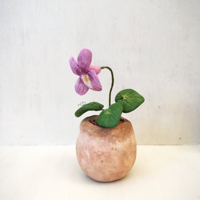 2777.bud 粘土の鉢植え スミレの画像1枚目