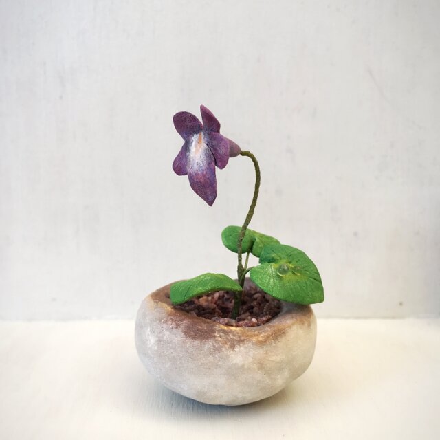 2778.bud 粘土の鉢植え スミレの画像1枚目