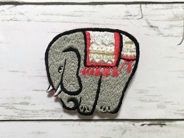 手刺繍浮世絵ブローチ*鍬形蕙斎「鳥獣略画式」の象の画像1枚目