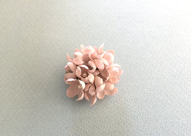 布花とパールのブローチ/ピンクの画像1枚目