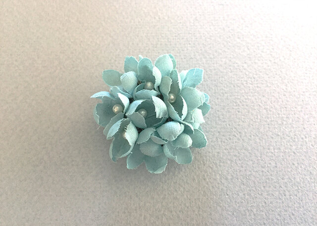 布花とパールのブローチ/ブルーの画像1枚目