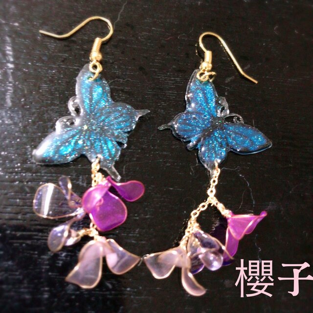 小花と戯れる瑠璃色蝶の画像1枚目
