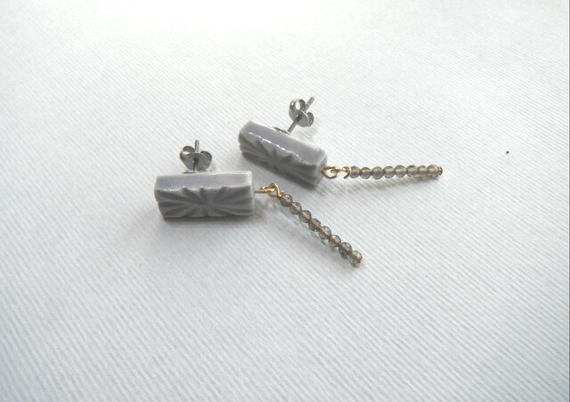 彫モヨウの スクエアpierce/earring( スモーキークオーツ)の画像1枚目