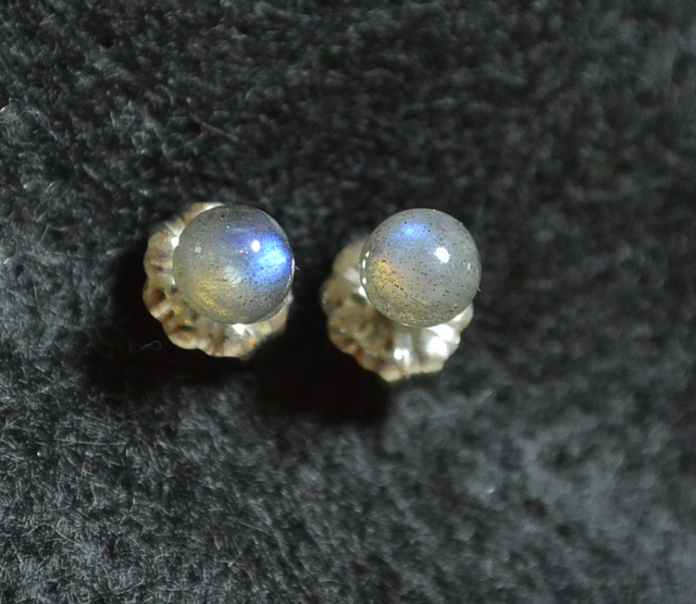 (1点もの)小粒ラブラドライトのスタッドピアス(4mm・チタンポスト)の画像1枚目