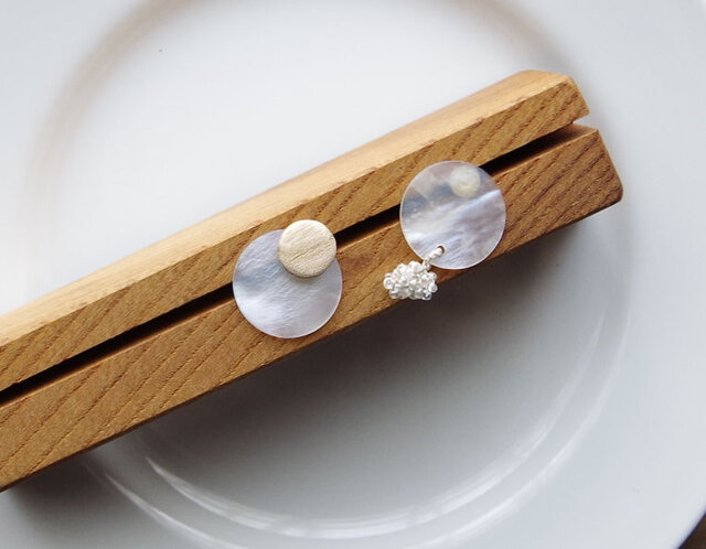 TUKI_望_wood&shell_ピアスの画像1枚目
