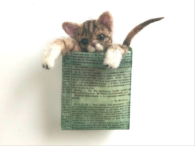 Kitten in paperbag ブローチ&ネックレス 形状安定羊毛フェルト の画像1枚目