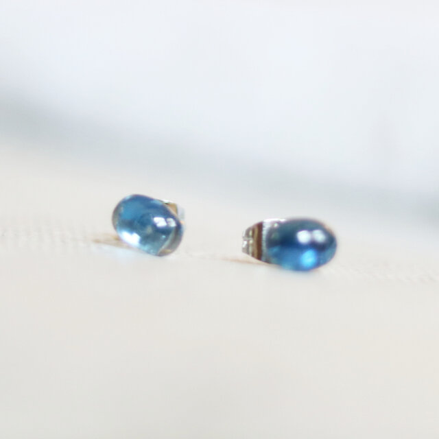 (一点もの)AAA-ランク・カイヤナイトのスタッドピアス(7×5mm・サージカルステンレス)の画像1枚目