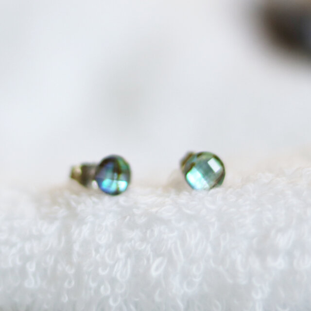 (一点もの)アバロンシェル×AAAクリスタルのスタッドピアス(6mm・サージカルステンレス)の画像1枚目
