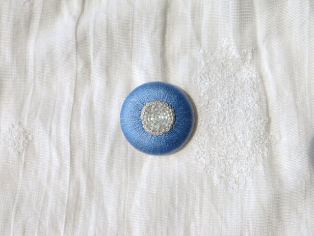 shine flower*青(ビーズ刺繍ヘアゴムorブローチ)の画像1枚目