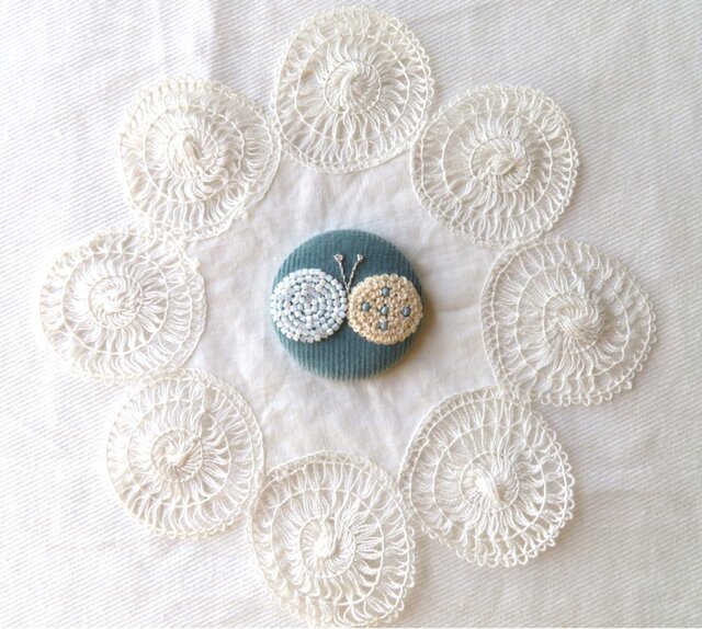 まんまるちょうちょ*青(手刺繍ブローチ)の画像1枚目