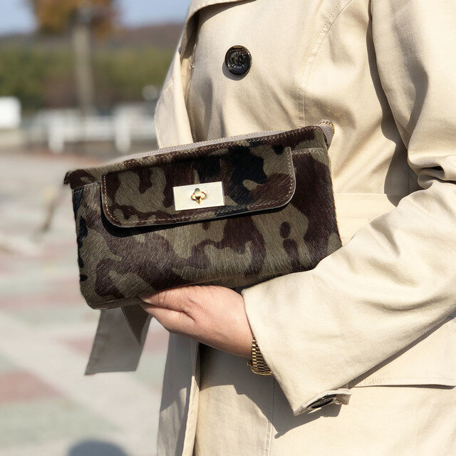 【迷彩カモフラ柄毛付きレザー】お出かけラクチン☆ワンランク上のお財布ショルダーバッグ/お財布ポシェット/上品ヒネリ金具クラッチの画像1枚目