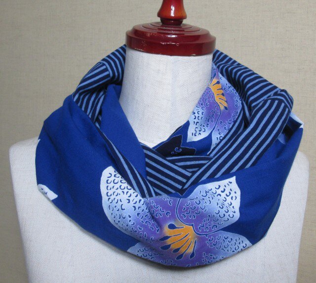 再出品 紺に大きな花模様の浴衣×縞模様の浴衣から作ったスヌードの画像1枚目