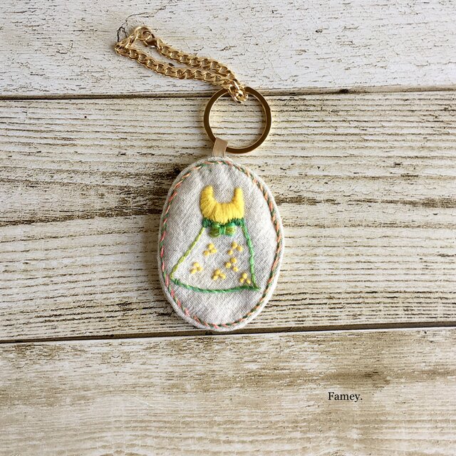 手刺繍バッグチャーム(ミモザワンピース)の画像1枚目