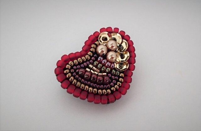 小さなハート ビーズ刺繍ブローチの画像1枚目