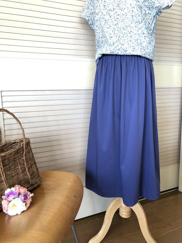 送料込・ミモレ丈・綺麗な青紫色のギャザーカート・ウエストゴムの画像1枚目