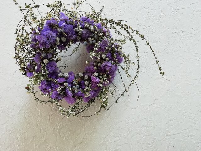 雪柳とラベンダー色のwreathの画像1枚目