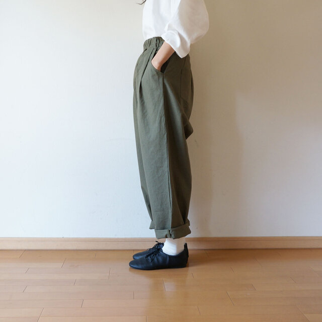 Cotton antique tuck pants KHAKIの画像1枚目