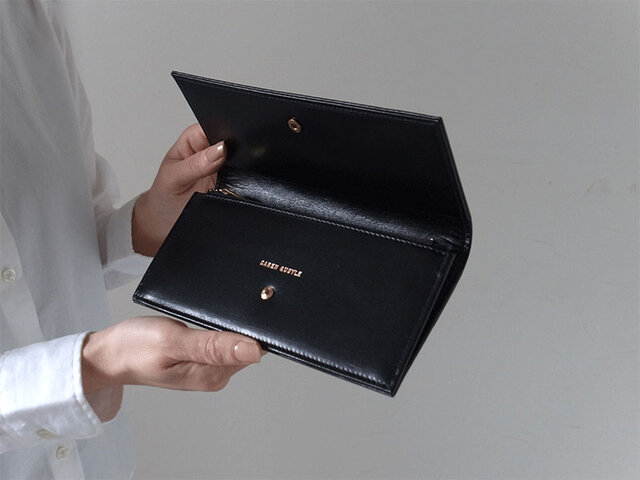 スムースレザーで作ったシックな長財布 - Long Wallet - ブラック - :カレン クオイルの画像1枚目