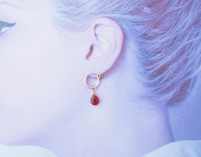 maumaumau 　14kgf レッドモスアゲートピアス ミニ勾玉 ワイヤーラップピアス 14kgfポスト（赤めのう) 】 瑪瑙