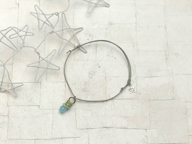どんぐり シンプルなブレスレット うす水色の画像1枚目