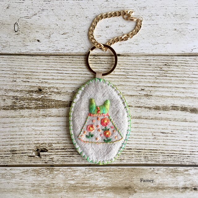 手刺繍バッグチャーム(マーガレットワンピース)の画像1枚目