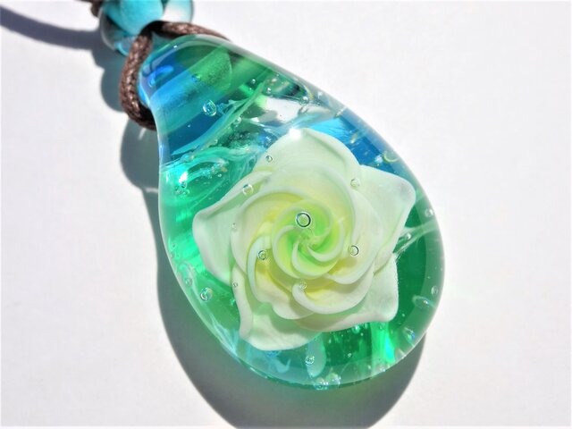 《Rose~Jade》 ペンダント ガラス とんぼ玉 花 薔薇 バラ ジェイド 母の日の画像1枚目
