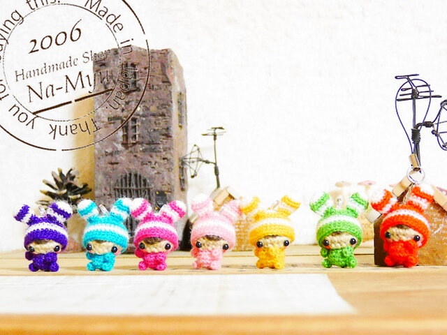 【受注制作】あみぐるみ★シマシマうさ耳帽子のminiベビーちゃん/カニカン付きストラップの画像1枚目