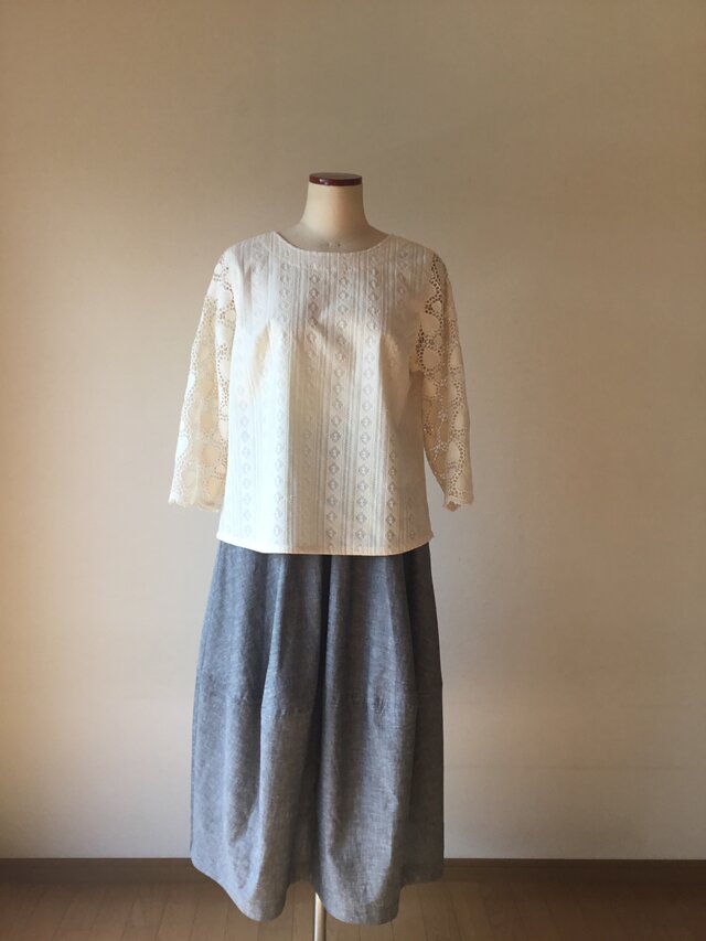 刺繍とレースのブラウスの画像1枚目