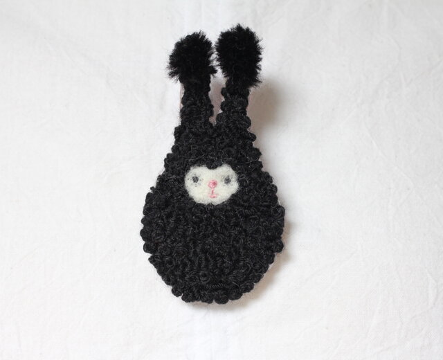 手刺繍 大きなくるくるうさぎ 黒の画像1枚目