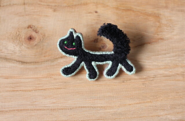 手刺繍ブローチ お散歩ねこの画像1枚目