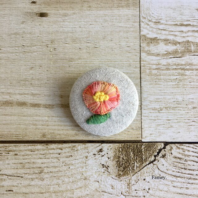 手刺繍 春椿のブローチの画像1枚目