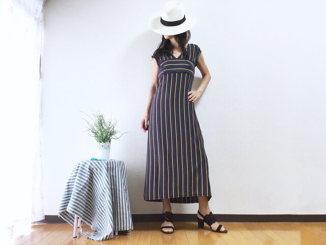ストライプのミモレ丈のワンピースの画像1枚目