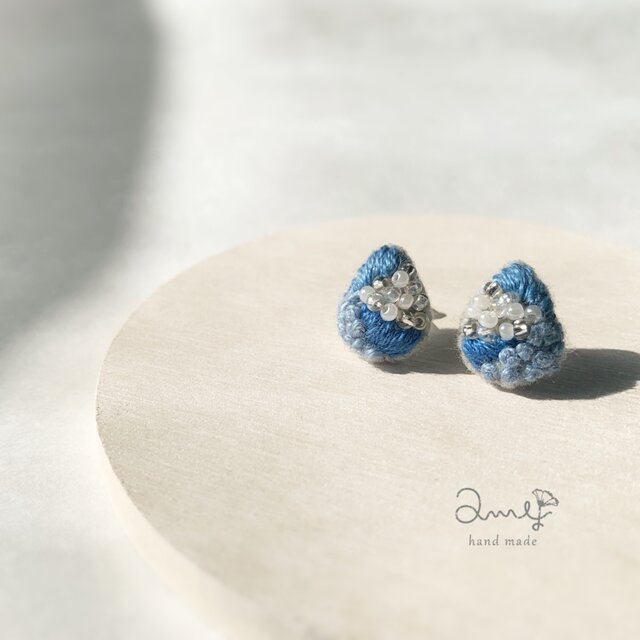 【送料無料】刺繍とビーズのピアス✴︎海のしずくの画像1枚目