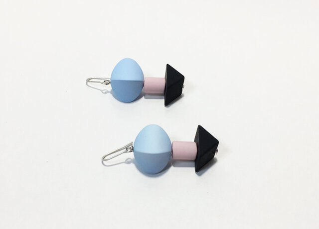 ラバービーズのポップなピアス(lightblue×pink×black)の画像1枚目