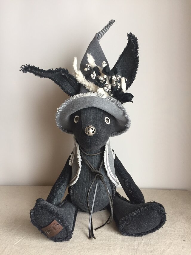 デニムのぬいぐるみ「やまたか帽を被ったディンゴ」墨色1